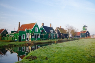 Không chỉ là một bảo tàng ngoài trời, Zaanse Schans còn là một ngôi làng với đầy đủ kiến trúc truyền thống Hà Lan.